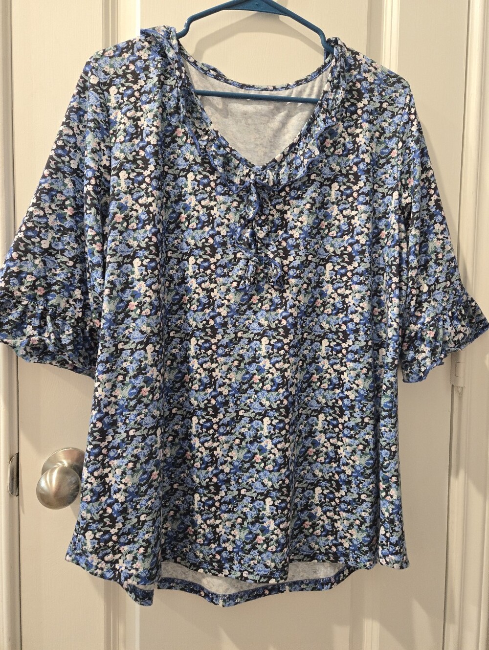 Lady's Ivicoer Blue Floral Ruffles Mid-Length Sleeves. XL.